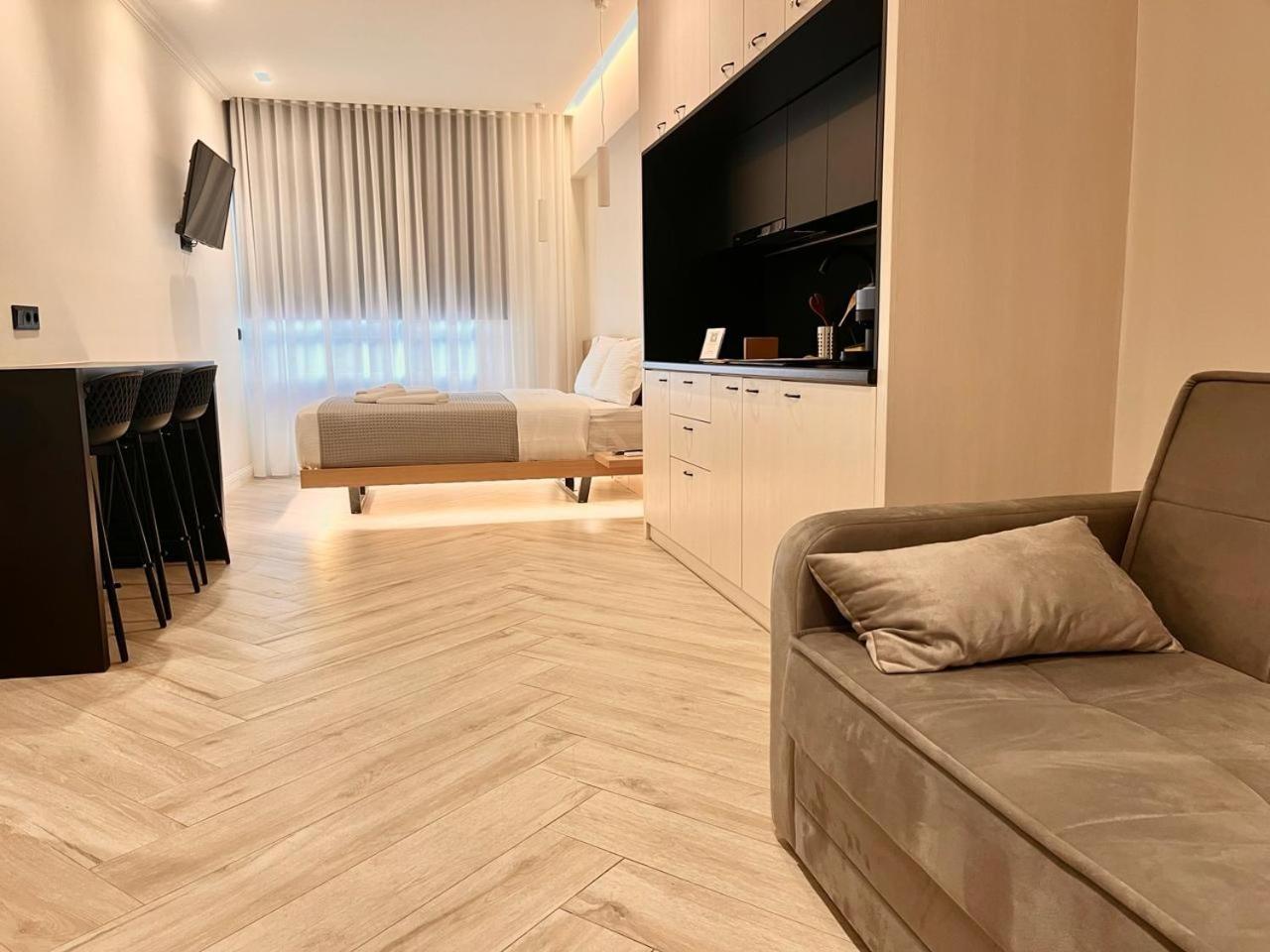 Triple A - Stylish Seven On The Pedestrian - Free Parking! Aparthotel Athens Exterior photo